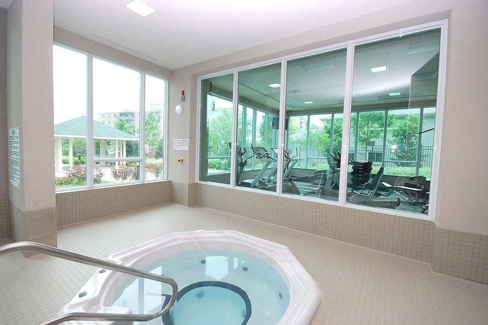Maplewood Furnished Suites Місісаґа Екстер'єр фото